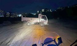 Kuşadası'nda kaçak moloz dökerken suçüstü yakalanan kamyonet sürücüsüne ceza