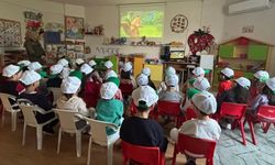 Minik eller toprakla buluştu