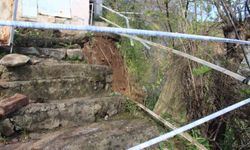 Toprak kayması sonucu evi yıkılan genç 10 dakikayla kurtuldu