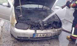 Seyir halindeki otomobil alev aldı