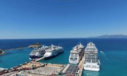 Kuşadası'na 4 kruvaziyer ile 9 bin turist geldi