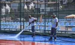 Kuşadası'nda tenis kortları baştan aşağı temizlendi