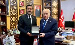 Cihangiroğlu’ndan Bahçeli’ye Kongre Albümü Takdimi