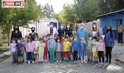 Barınaktaki hayvanlara çocuklardan mama