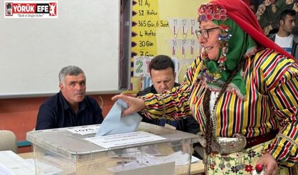 Yöresel kıyafetle oy kullandılar
