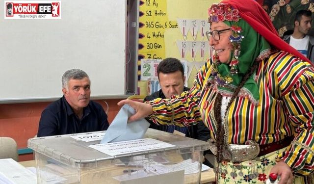 Yöresel kıyafetle oy kullandılar