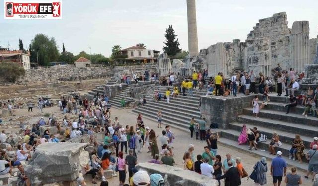 Üç bin kişiyle Apollon Tapınağı’nda “Toplu Tadım” rekoru denemesi yapıldı