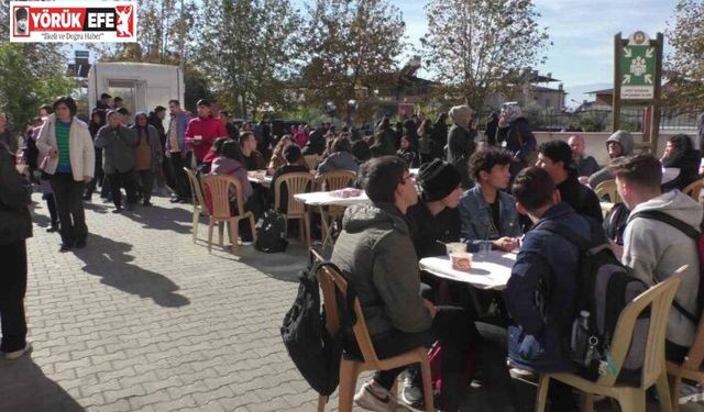 Kuyucaklı öğretmenlerden öğrencilerine aşure ikramı