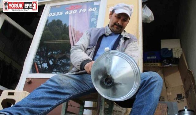 Bir metrekarelik dükkanda ekmeğini çıkarıyor