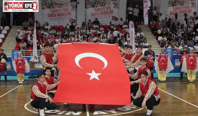 Gençlerin gösterileri ayakta alkışlandı