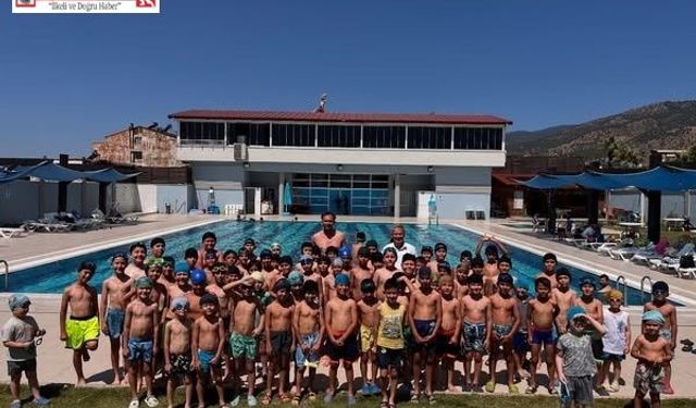 Başkan Erol yüzme kursuna katılan çocukların ilk gün heyecanına ortak oldu