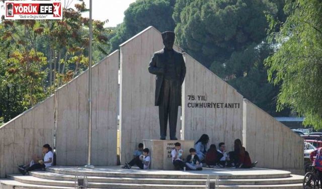 Aydın’da ilginç manzara: Okul yemekhanesine alınmayan öğrenciler öğle yemeğini sokakta yemek zorunda kalıyor