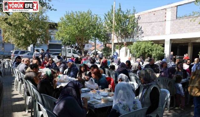 Köyün gençleri ve ihtiyar heyeti, tüm köyü aynı sofrada topladı
