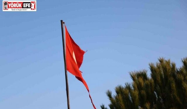 Yırtılan Türk bayrağı değiştirileceği günü bekliyor