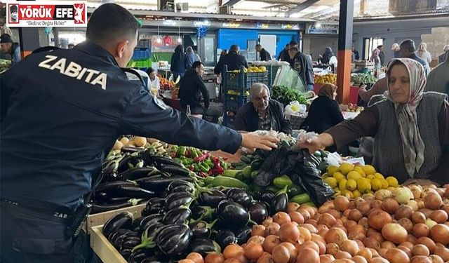 Zabıta ekiplerinden pazarcı esnafına çöp poşeti desteği