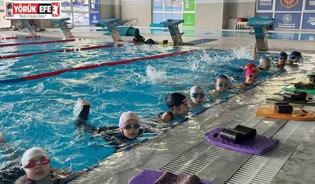 Aydınlı çocuklar yüzme öğrenip, tatilin tadını çıkarıyor