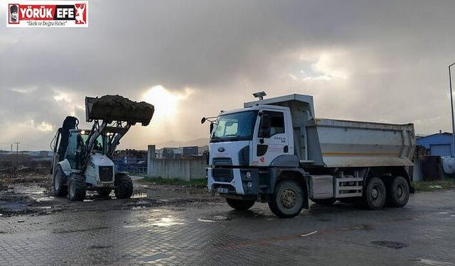 EFELER’İN EKİPLERİ KAMU KURUMUNUN DÖKTÜĞÜ MOLOZLARI TEMİZLEDİ