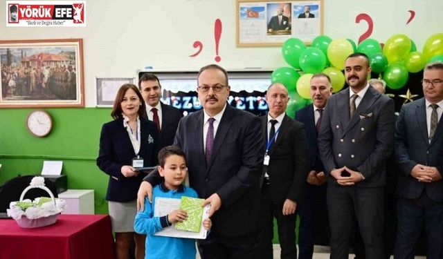 Öğrencilerin karnelerini Vali Canbolat verdi