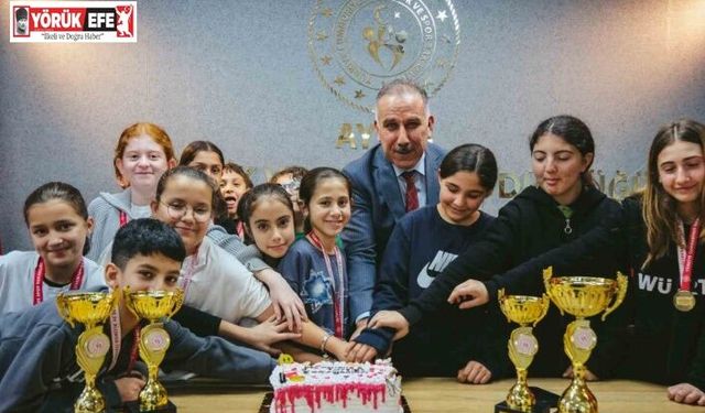 Şampiyonluk pastasını birlikte kestiler