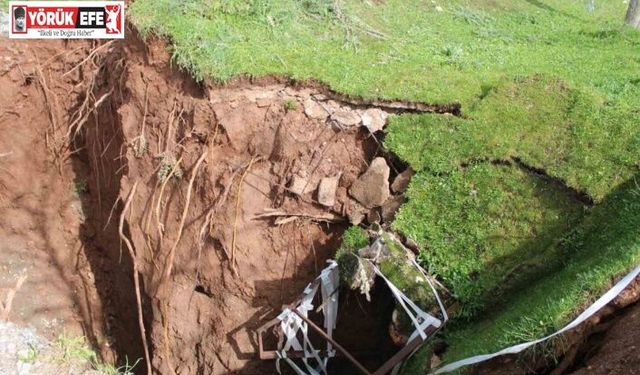 Eski su kuyusunun olduğu yol çöktü obruk oluştu