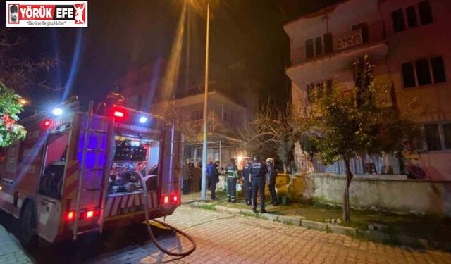 Gece yarısı evden alevler yükseldi, mahalleli sokağa döküldü