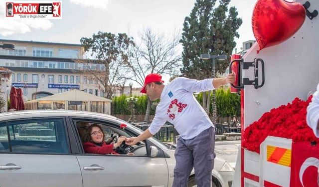Kuşadası’nda çöp kamyonu sevgi dağıttı