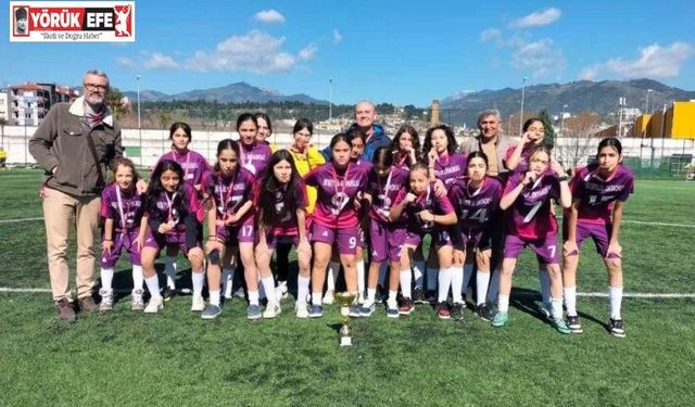 Nazilli Beşeylül Ortaokulu kız futbol takımı il şampiyonu oldu