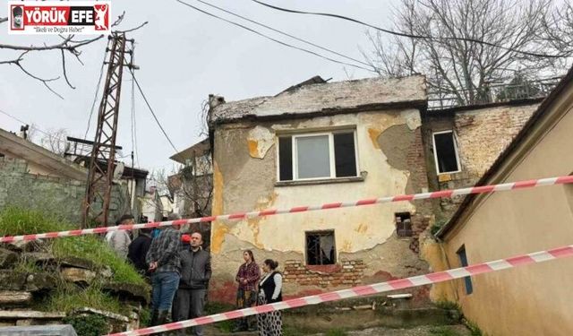 Söke’de yağmurun yumuşattığı evin duvarı çöktü