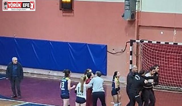 Taraftar sahaya atladı, maç seyircisiz tamamlandı