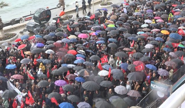 YAĞMURA RAĞMEN BİNLERCE KİŞİ MEYDANDA" ÖZGÜR ÖZEL’DEN ÖMER GÜNEL’E GÜÇLÜ DESTEK"