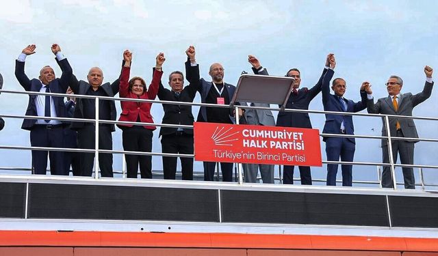 BAŞKAN ANIL YETİŞKİN İLE CHP LİDERİ ÖZEL DEMOKRASİ MİTİNGİNDE YAN YANA