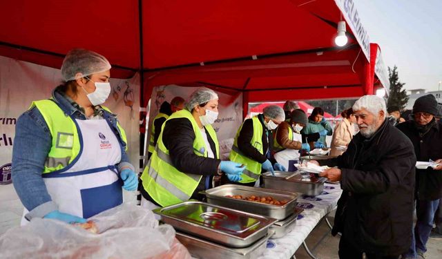 Didim'de vatandaşlar Cumhuriyet Kent Meydanı'nda kurulan iftar sofrasında buluştu