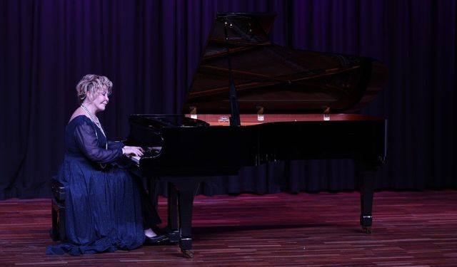 Dünyaca ünlü piyanist Gülsin Onay Denizli'de öğrencilerle buluştu