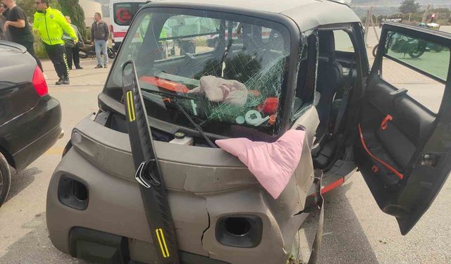 Kuşadası'nda otomobil ile elektrikli araç kafa kafaya çarpıştı: 4 yaralı