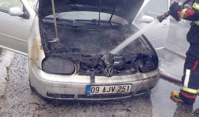 Seyir halindeki otomobil alev aldı