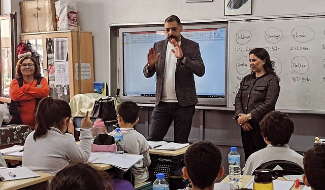 Muhtar Benli Tecrübelerini Gençlerle Paylaştı