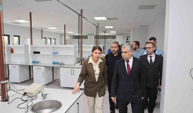 ADÜ Rektörü Kent, araştırma laboratuvarını inceledi
