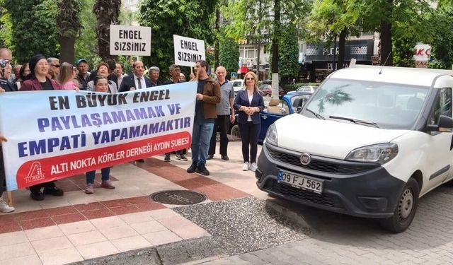 Hatalı parka sloganlı uyarı: 'Hey şoför baksana, ne işi var bu arabanın kaldırımda'