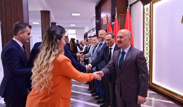 Vali Varol personelle bayramlaştı
