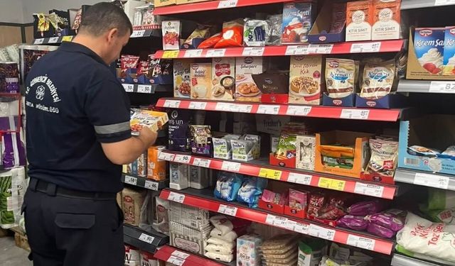 Germencik'te zabıta ekipleri marketlerde etiket ve son kullanma tarihi kontrolü yaptı