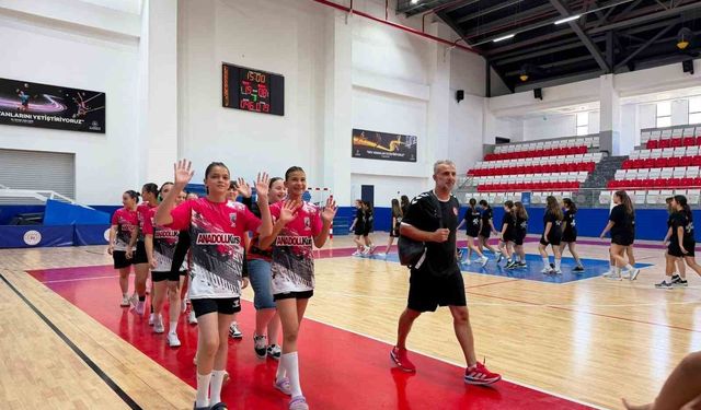 Minik hentbolcuların Türkiye şampiyonası Aydın'da başladı