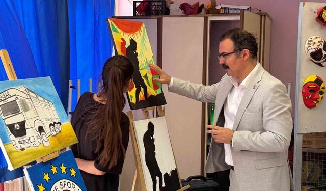 Öğrenciler eserlerini görücüye çıkardı