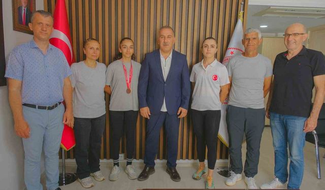 Türkiye üçüncüsü bisikletçi Hena Aydın'a döndü