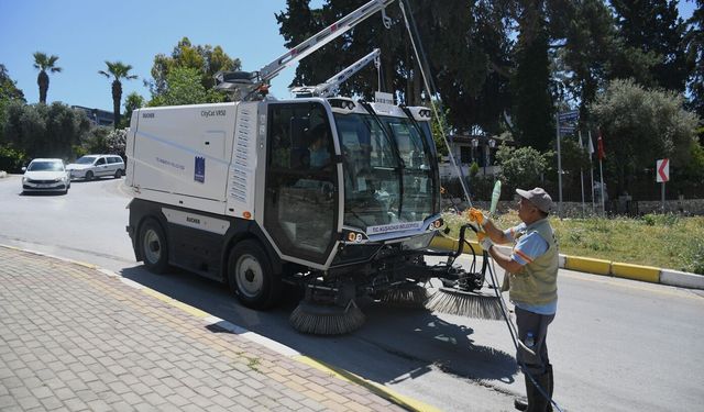 KUŞADASI'NDA TEMİZLİKTE YENİ DÖNEM“KÜÇÜK DEV” BUCHER GÖREVE BAŞLADI