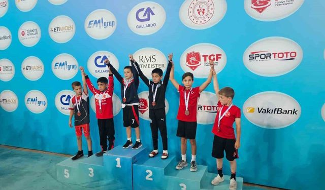 Aydınlı minik güreşçiler Türkiye Şampiyonası'ndan madalyayla döndü