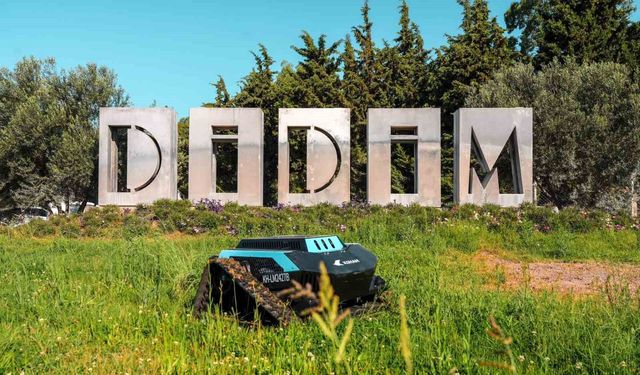 Başkan Gençay, çim biçme robotunun ilk saha denemesine katıldı