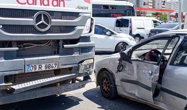Beton mikseri ile otomobil çarpıştı: 2 yaralı