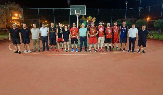 Çine'de 3x3 Sokak Basketbolu Turnuvası kupa töreniyle tamamlandı