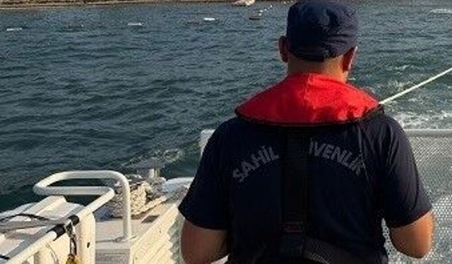 Deniz yatağı ile sürüklenen şahısları sahil güvelik kurtardı