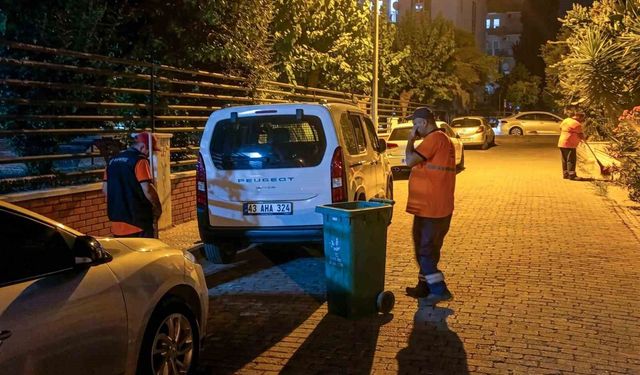 EFELER’DE GECE MESAİSİ TEMİZLİK EKİPLERİ KÖŞE BUCAK ÇALIŞIYOR